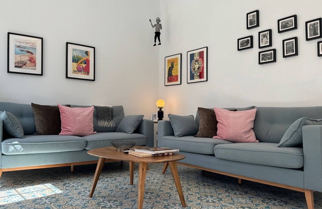 Appartement traditionnel spacieux et lumineux avec 3 balcons, dans immeuble protégé