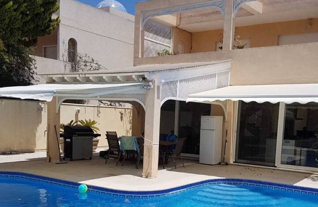 Spacieuse villa individuelle luxueuse avec piscine et table de billard