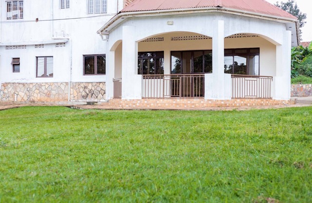 Spacious, luxurious & peaceful 3BR, 3BA near DT large lawn secure free parking.