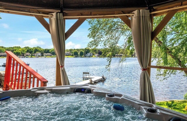 Spacious Luxury Retreat Lakehouse
