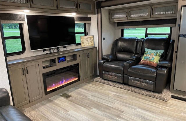 Spacious Luxury RV w/ 3BD & Cozy fireplace Chap Experience @ KHP