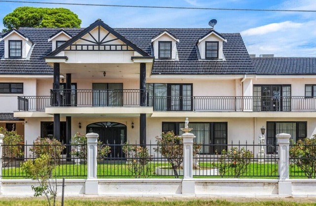 Spacious Mansion Retreat: Enjoy the Beach & City