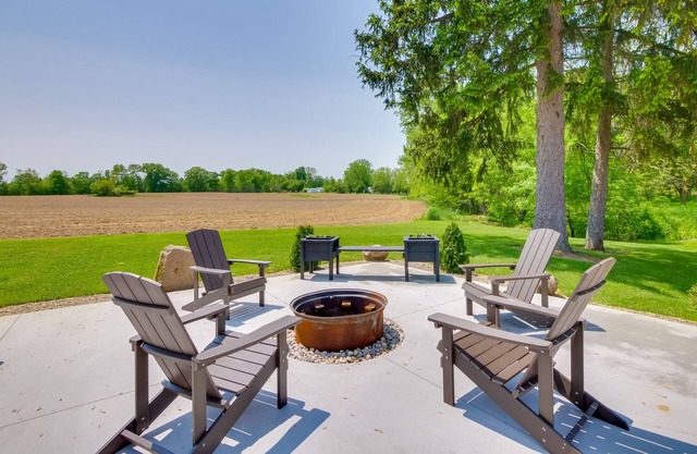 Spacious Massillon Log Cabin w/ Fire Pit!