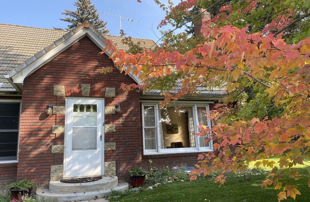 Maison spacieuse du milieu du siècle, parfaite pour les familles et proche du centre ville.