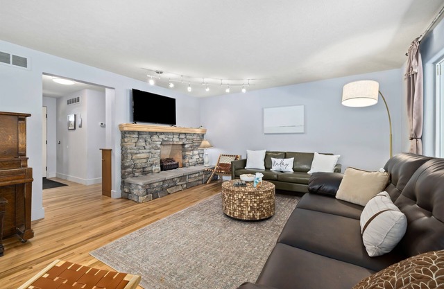 Spacious Midcentury Home W/ Kid's Secret Hideout