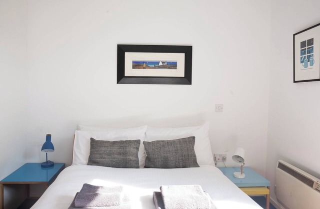 Spacious, modern 2-bed in Temple Bar with views across the City