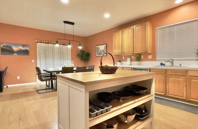 Spacious Modern 8BR 4BA, Garage, Laundry, Sleep 16