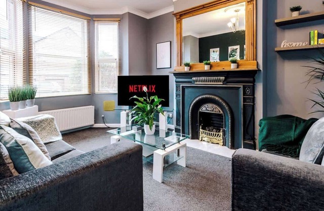 Spacious Modern Chester Home - Great Location