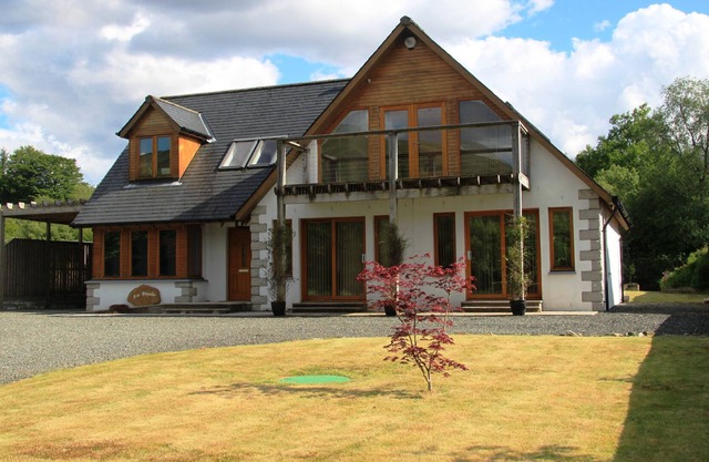 Maison familiale moderne et spacieuse avec vue sur la montagne.
