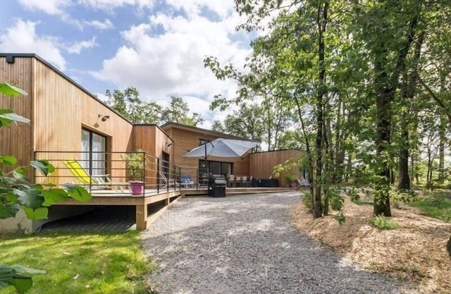 Grande maison en bois avec parc, terrasse, jeux et équipements modernes entre Nantes et Pornic