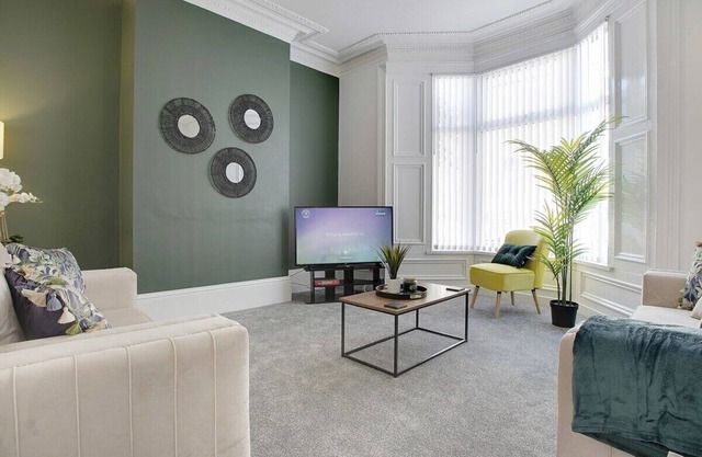Spacious & Modern Oasis, 4-Bed House, Sleeps 7