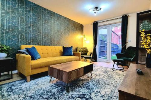 Spacious Modern House with Great Transport Links and Long Stay Discounts