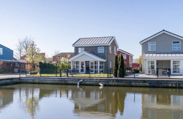 Maison insulaire spacieuse et moderne située sur un coin avec jardin entièrement clos, idéale pour l