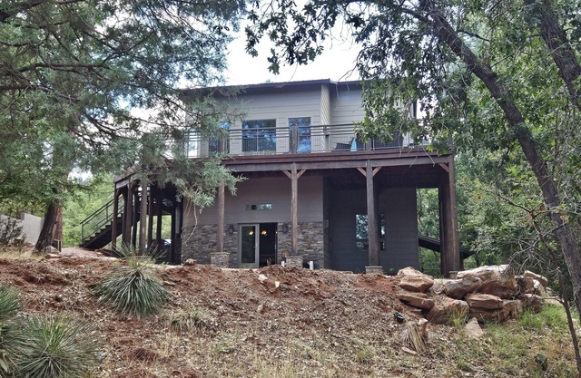 Spacious modern mountain retreat in the Pines - close to hiking and shops.