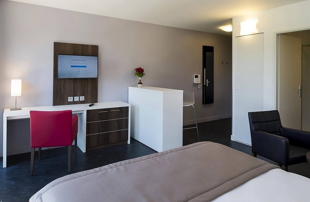 Spacious, Modern Stay Ideal for Academic Dijon Visits | Suite w/ Kitchenette