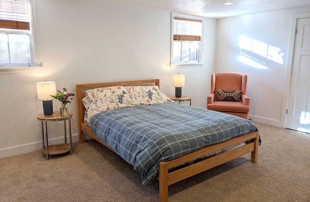Spacious Modern 1 bdr Near Mountains & City