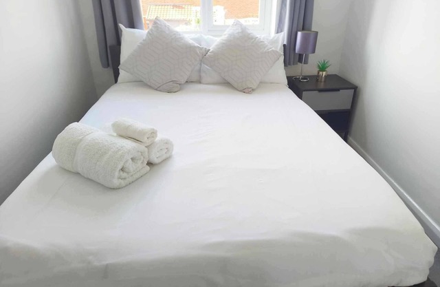 Spacious Monmouth House in Aylesbury: Ideal for Professionals and Large families