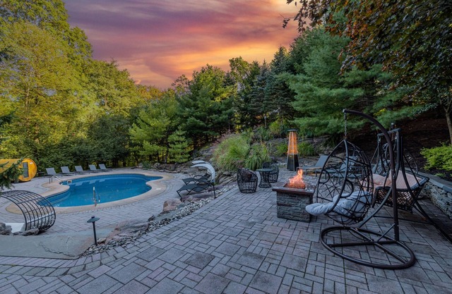 Luxury elegant home ~ pool open till Oct 2