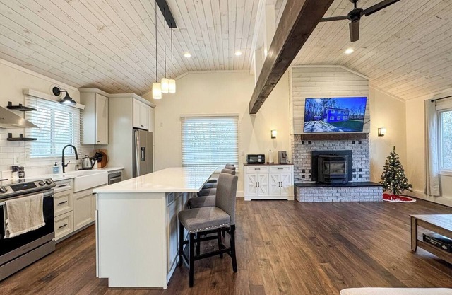 Spacious Mountain Retreat–Near Slopes & Downtown