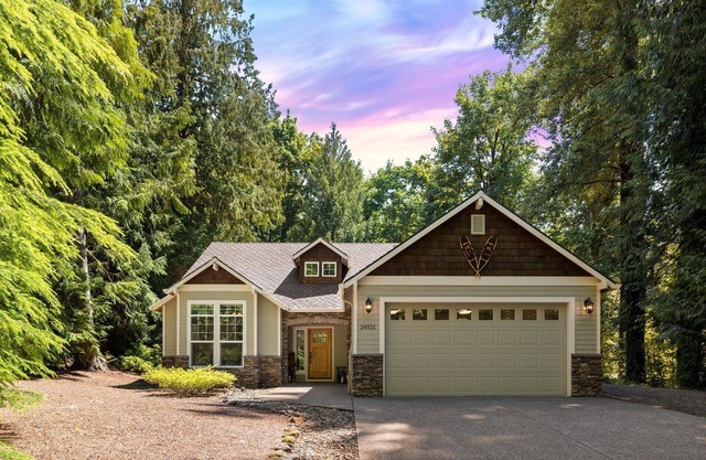 Experience mountain living near Mt Hood and Sandy River