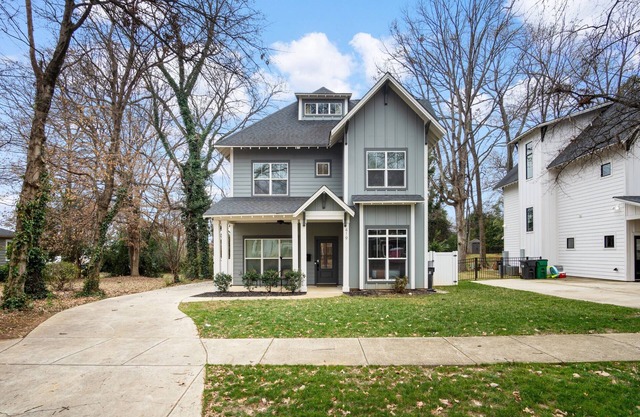 Spacious New 5-bedroom house in tranquil Charlotte with backyard
