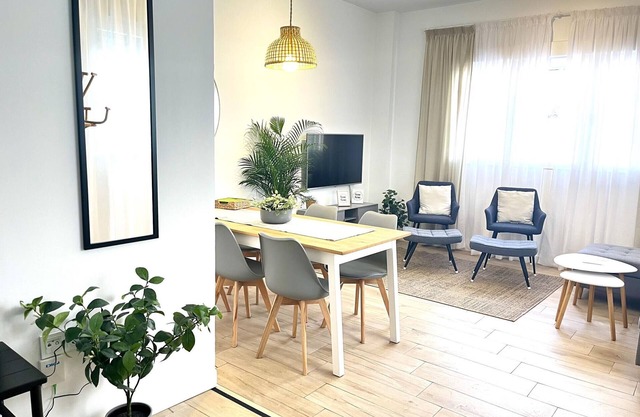 Spacieuse maison neuve, 3 chambres, proche centre et plage, parking, WIFI, climatisation