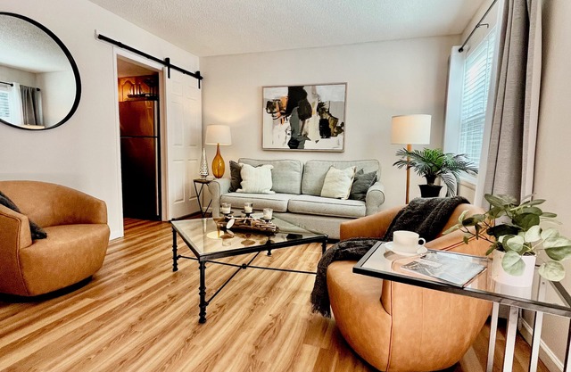 Spacious, Newly Renovated Townhome Near The Sea