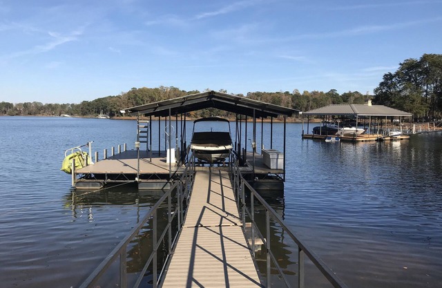 2BR / 2BA Lakefront Home, spacieux et récemment rénové. Vues Million Dollar!