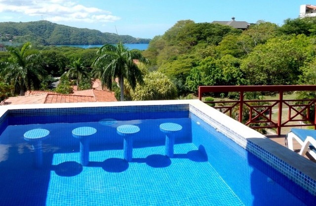 Villa spacieuse avec vue sur l'océan et piscine privée.