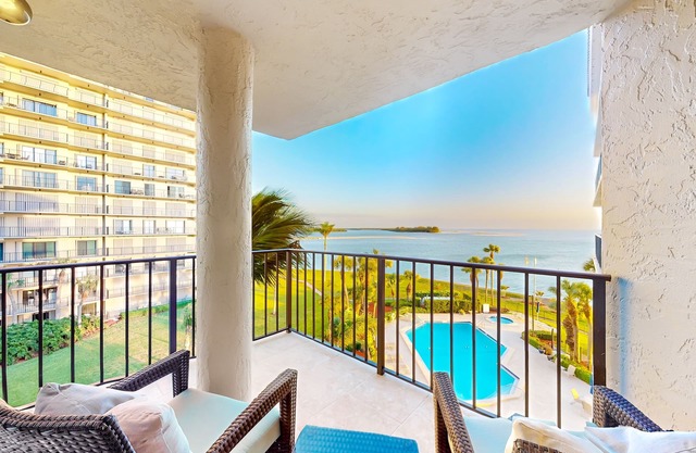 Spacious oceanfront condo with heated pool, pickleball, tennis, gym, & balcony