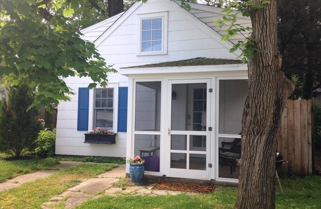 Spacious one bedroom carriage house center of town two blocks from the beach!