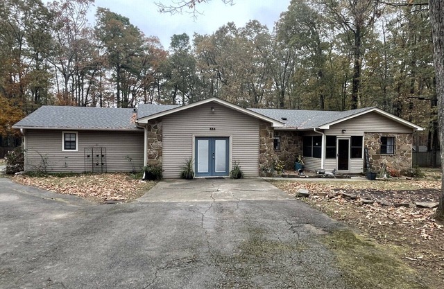 Spacious, open concept 4-bedroom house in welcoming Austin with AC, WiFi