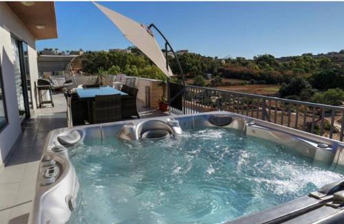 Spacious Penthouse with Hot Tub & Amazing Views!