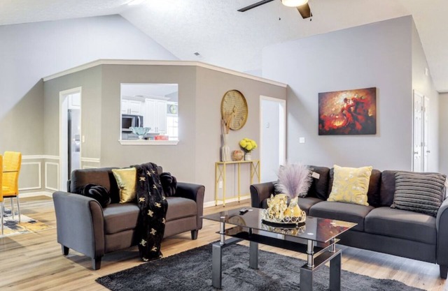 Spacious & Pet-Friendly Family Home Near Shopping and Amenities !!!
