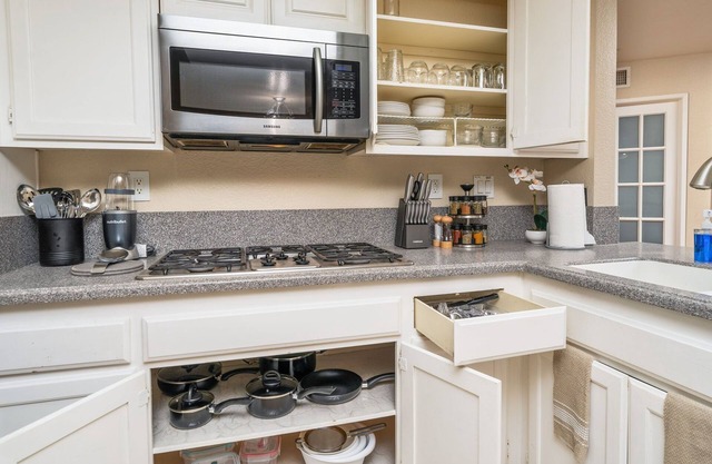 Spacious Pet Friendly 4 BR Home W/ Mountain Views, Perfect for Monthly Stays