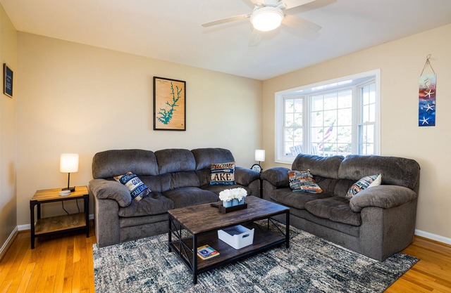 Spacious pet friendly house w/private hot tub, pool table & Free WIFI