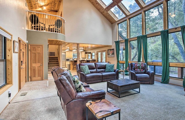 Spacious Pine Mountain Club Cabin w/ Fire Pit