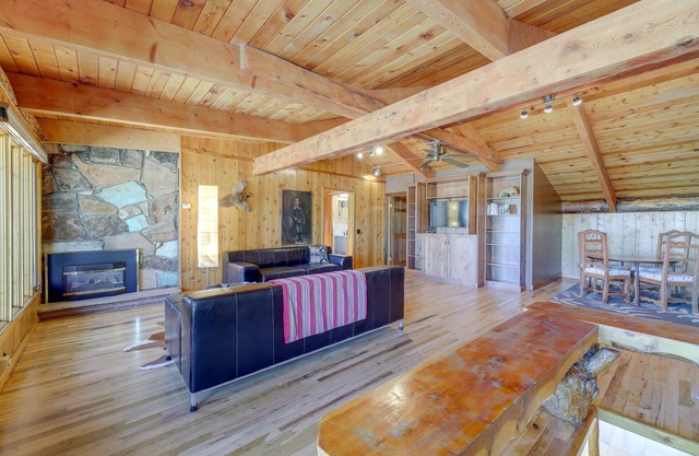 Spacious Pinedale Home w/ Mountain Range View