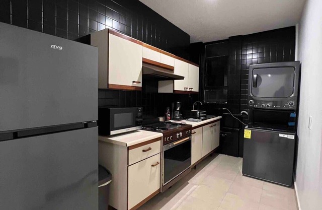 Spacious Polanco Stay, TVs and Desks in Each Room!