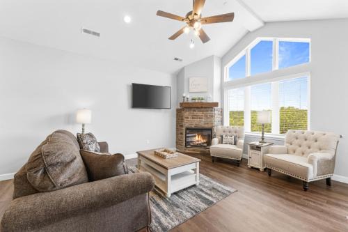 Spacious! Pools, Hot Tub, Free Attraction Tickets!