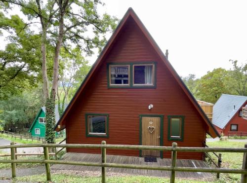 Spacious Primrose Lodge for 6 with Hot Tub at a Spa Resort