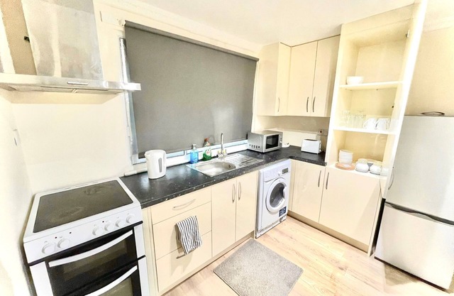Spacious & Pristine Ground Floor flat Nr. Heathrow