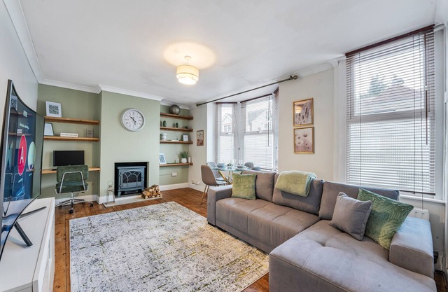 Spacious Private Apartment in Central Dartford with Free Parking. TFL Zone 6