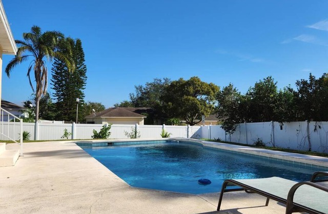 Cozy 3bed/2bath Family home with inground pool