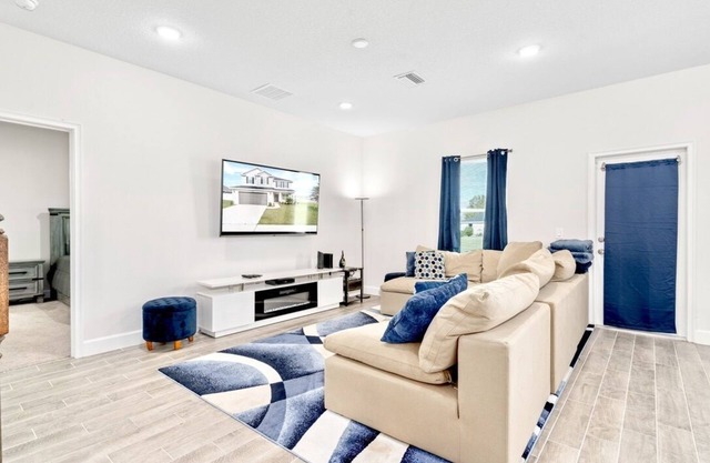 Spacious & Private Hudson Retreat by SunWest Park!