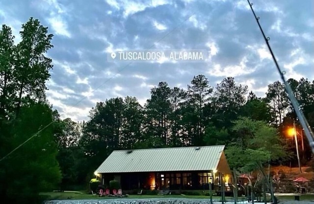 Spacieuse maison privée au bord du lac - Piscine avec cascade à 17 km du campus