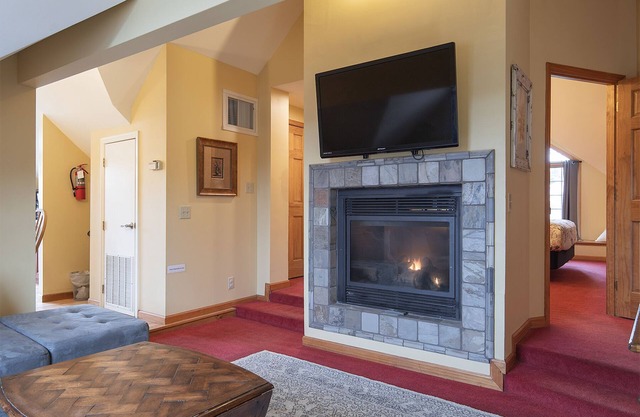 Spacious Private Suite with full kitchen, private deck and pet friendly!