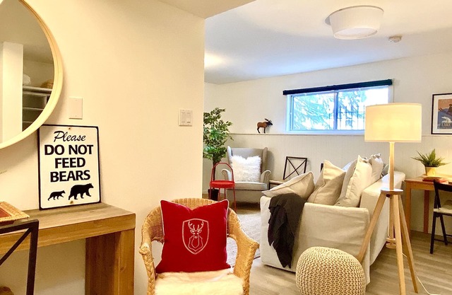 Spacious, Private Suite, Heart of Banff