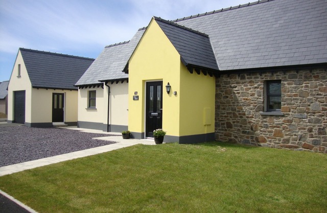 BUNGALOW SPACIEUX, Chauffage central au gaz, à 10 minutes de la plage et du sentier côtier,