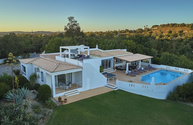 Spacieuse villa familiale, piscine privée avec une superbe vue panoramique sur la côte